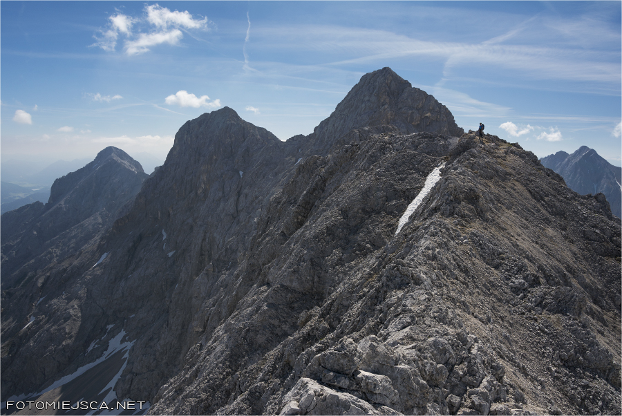 w dali Alpspitze Mittlere Innere Höllentalspitze Jubiläumsgrat Grań Jubileuszowa na Zugspitze Alpy Bawarskie