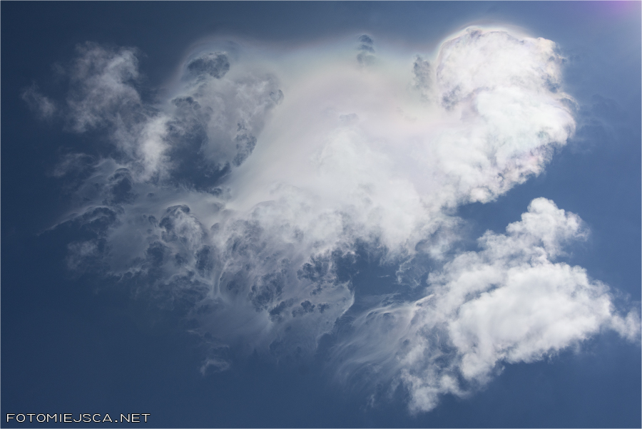 Iryzacja chmury w kolorach tęczy Apeniny