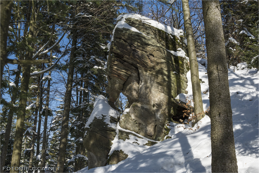 Potrójna Zbójnickie Okno skałki ostaniec beskidzki Beskid Mały skitury zima w górach