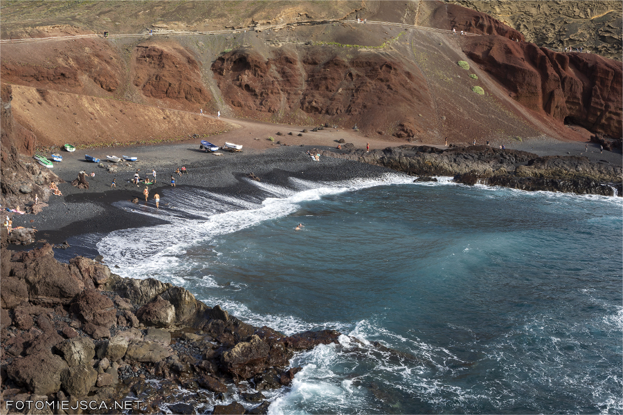 Czarna plaża z piaskiem wulkanicznym na wyspie Lanzarote